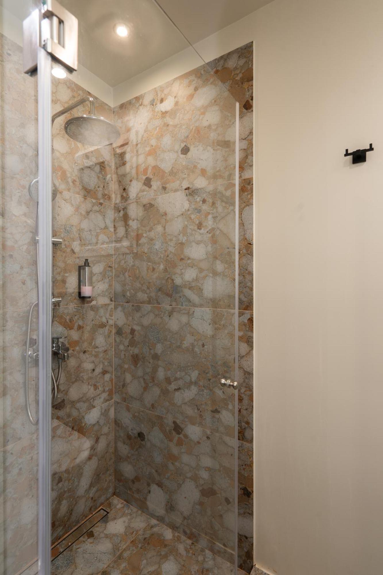 A Place 4U No6 - City Escape With Balcony Lounge & Open Living Space Atenas Exterior foto